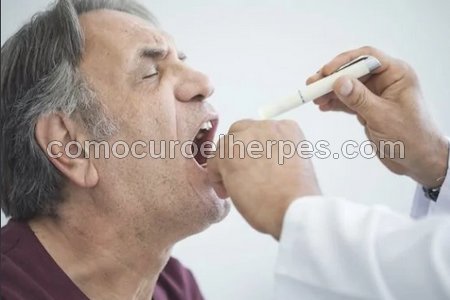 Médico examinando garganta de paciente